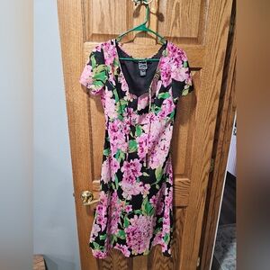 Chic Floral Midi Dress in Black and Pink